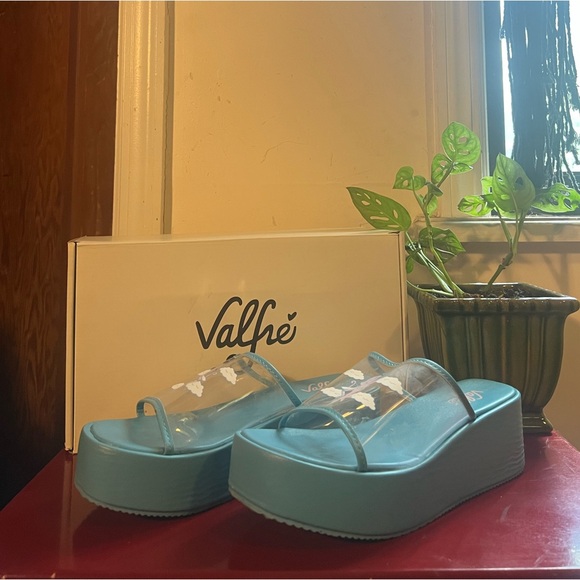 Valfré platform sandals so cute - Picture 3 of 7